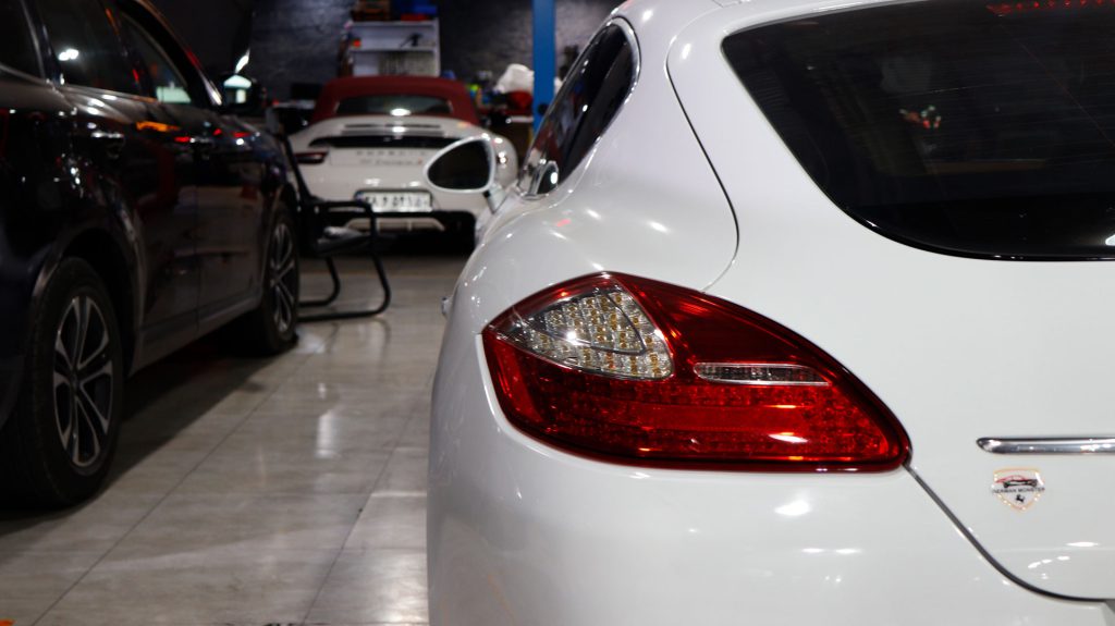 روشن کردن پورشه پانامرا در زمان خالی شدن باتری