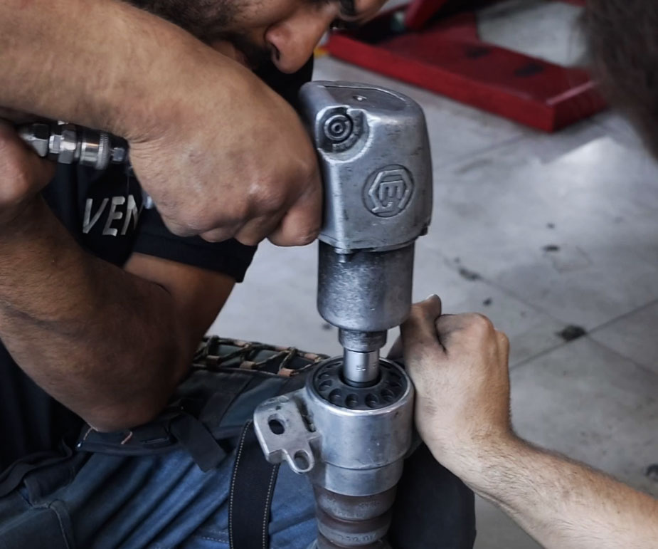 تعویض کمک فنر پورشه ماکان