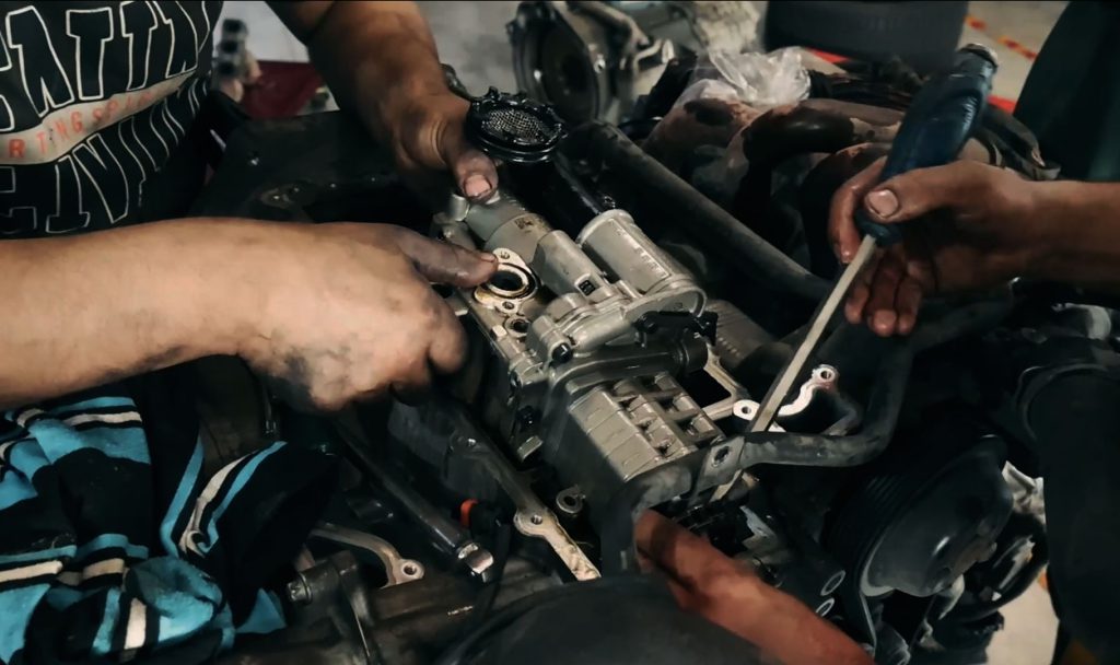 نکات تعویض پمپ روغن پورشه باکستر