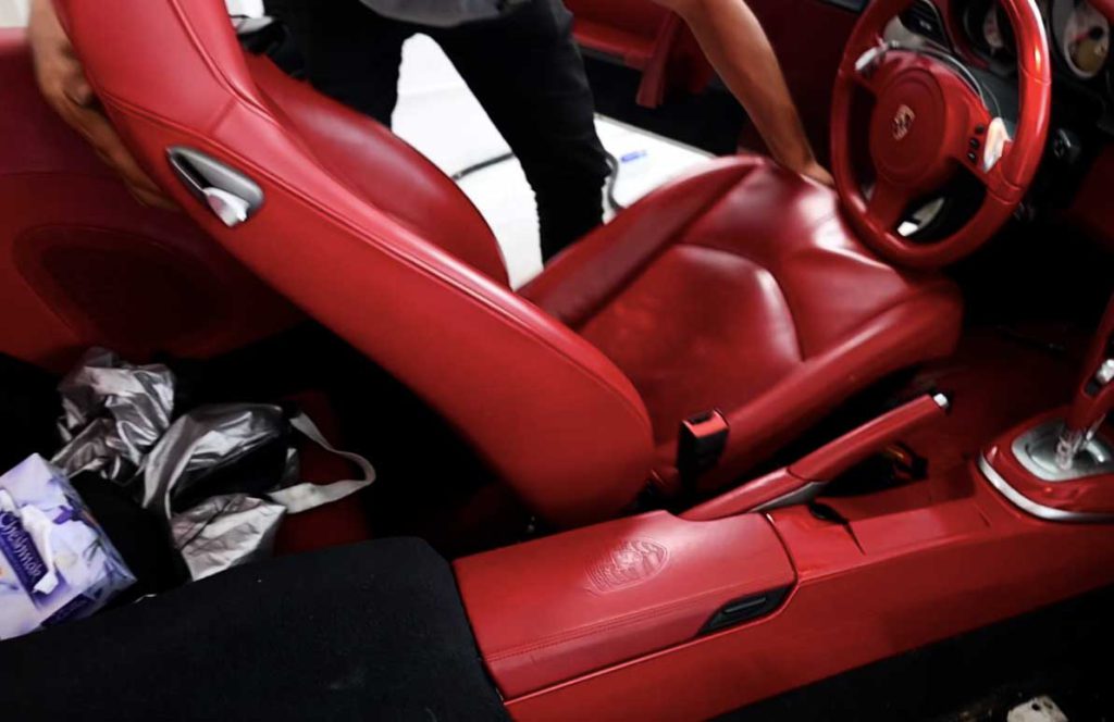 نصب صندلی روی پورشه ۹۱۱ کررا