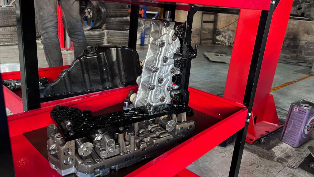 مراحل و هزینه تعویض ساعت گیربکس پورشه ماکان