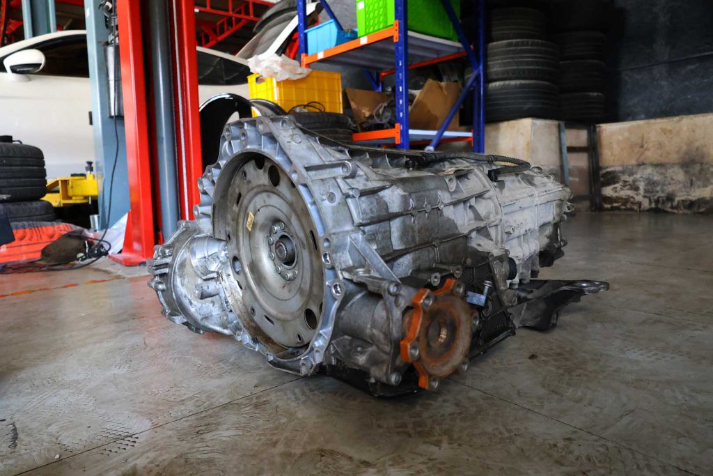 تعویض دبل کلاچ پورشه ماکان