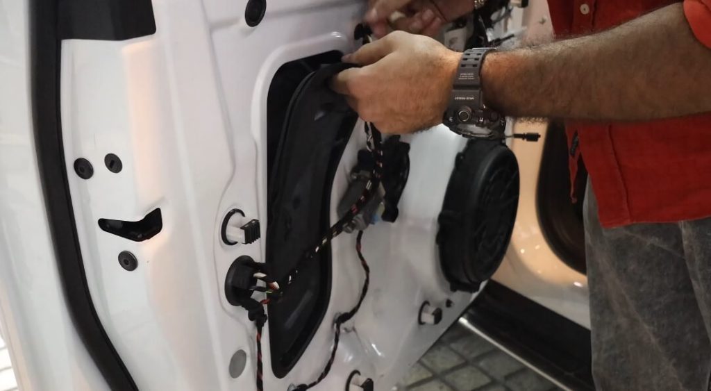 مراحل نصب وکیوم درب پورشه ماکان در هیولا آلمان