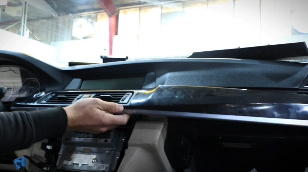 تعویض کنسول و تریم چوب داشبورد بی ام و