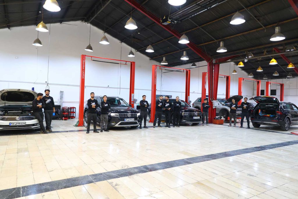 متخصصین آموزش دیده تعمیر پورشه