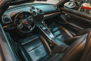 دیتیلینگ داخل خودرو